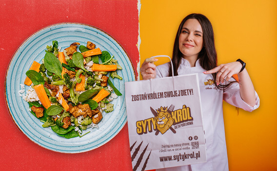 Kobieta w białym fartuchu kucharskim trzymająca torbę z jedzeniem.